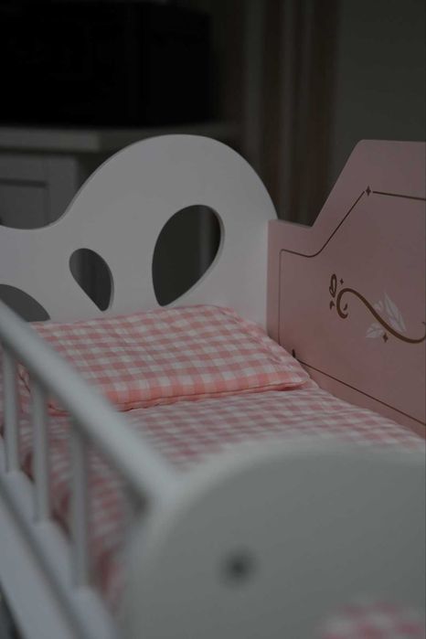 Berço de Madeira para Bonecas Robotime – Rosa e branco