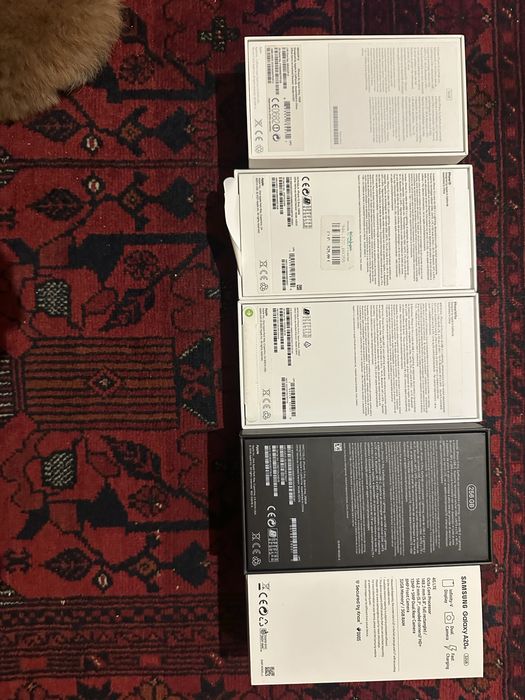 Caixas de iphone e samsung vazias