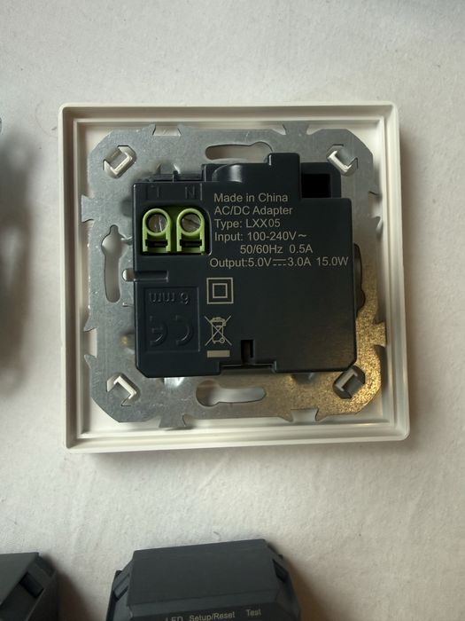 Schneider Eletric - Tomada USB / Controlo Estore / Regulador de Luz