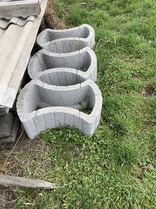 Клумба бетонна велика