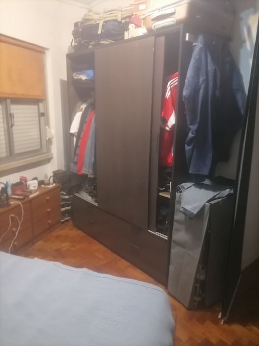 Cama de casal e guarda fatos