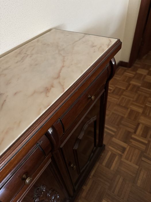 Cómoda de mogno com pedra mármore