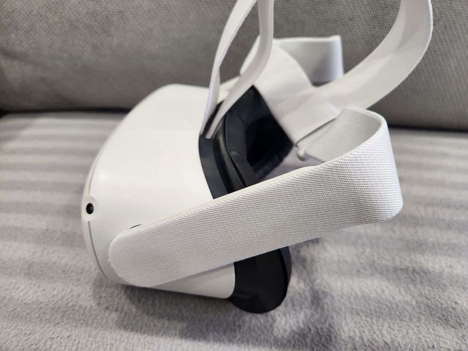 Oculus Quest 2 128Gb без джойстиків, підгорілий на сонці дисплей