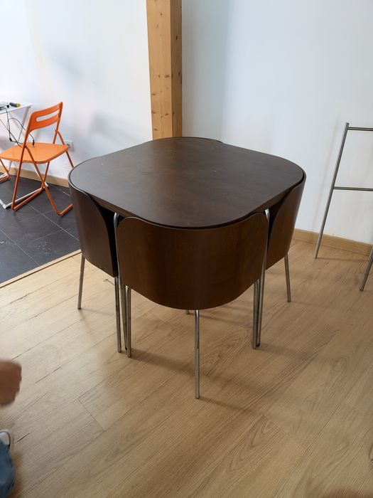 Conjunto Mesa e cadeiras de encaixe