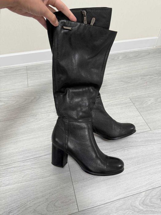 Кожаные демисезонные сапоги на каблуке (39-40)