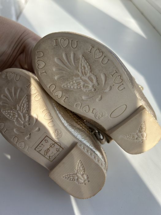 Продам дитячуі туфельки