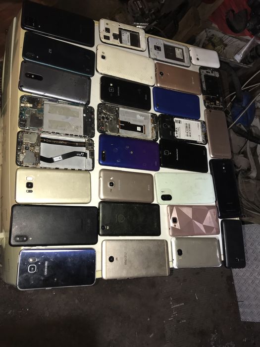 Лот телефонів сенсорні і є кнопкові