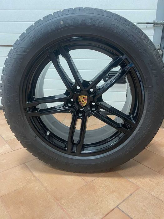 Колёса с оригинальными дисками и зимней резиной на Порше Макан 19 R
