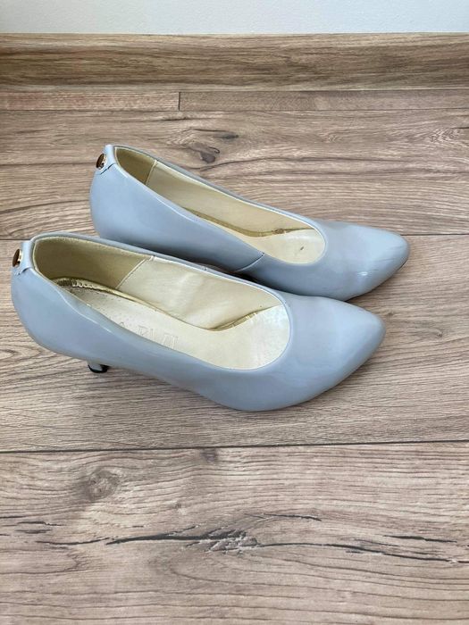 Buty na obcasie szare