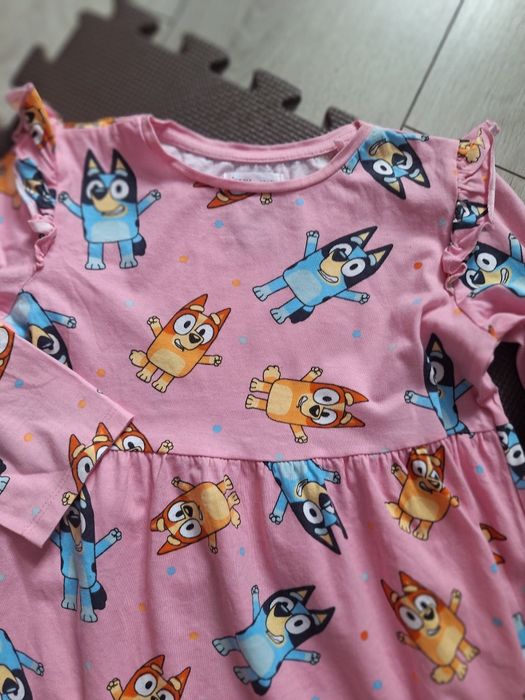 Sukienka Sinsey 134 z motywem Bluey różowa