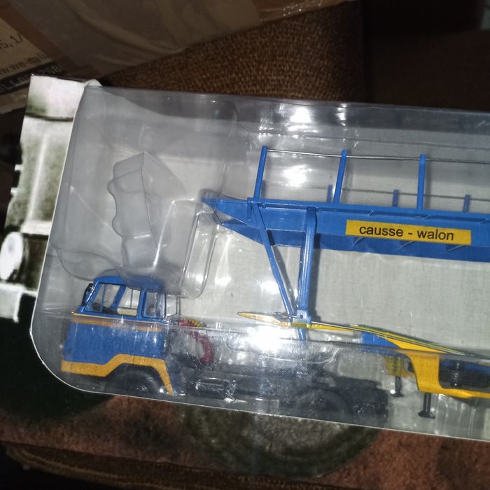 Camião de coleção transporte de carros.