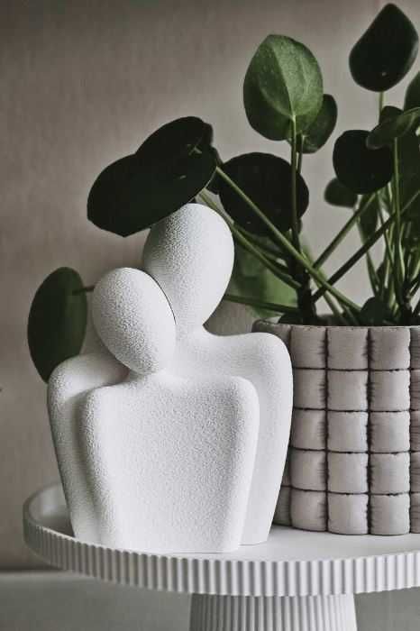 Escultura “Casal Abraçado” – Decoração Romântica Moderna