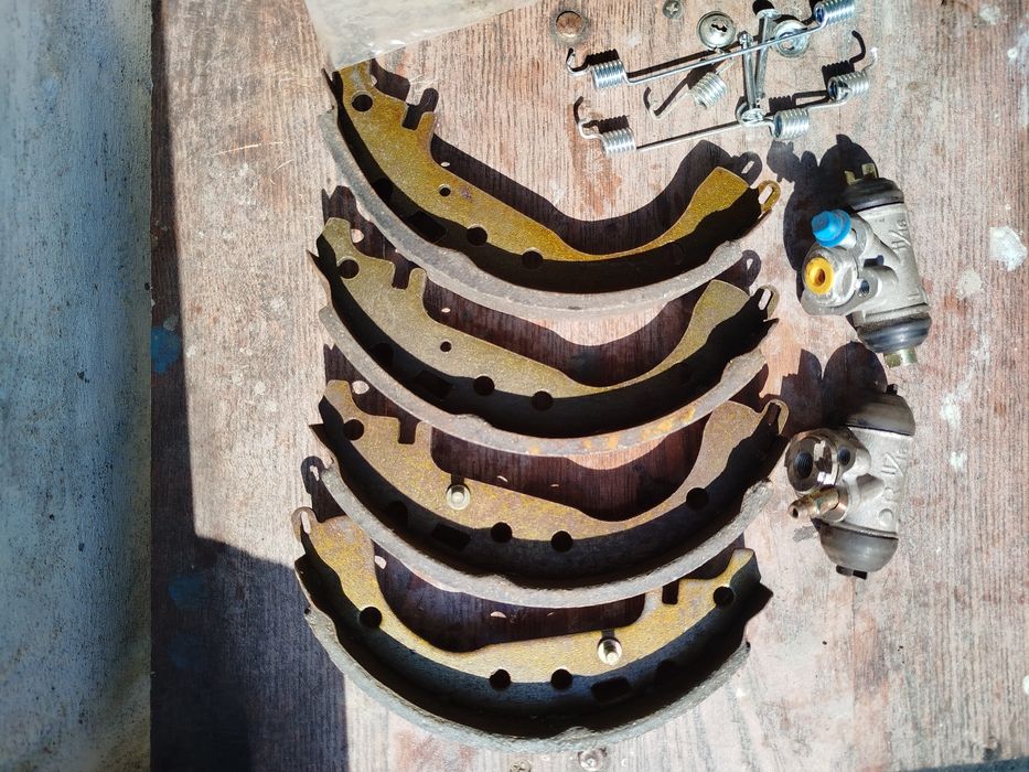 Гальмівні колодки, циліндри та пружини, ціна вказана за все разом Gely