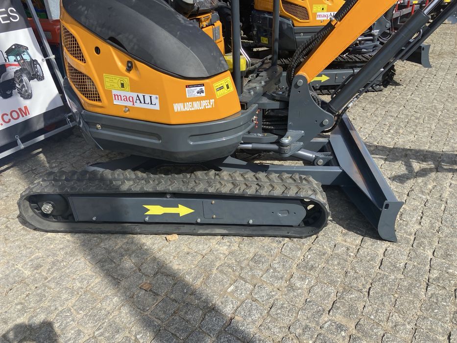 escavadora Giratoria 2500 kg motor kubota 20 cv com varios extras
