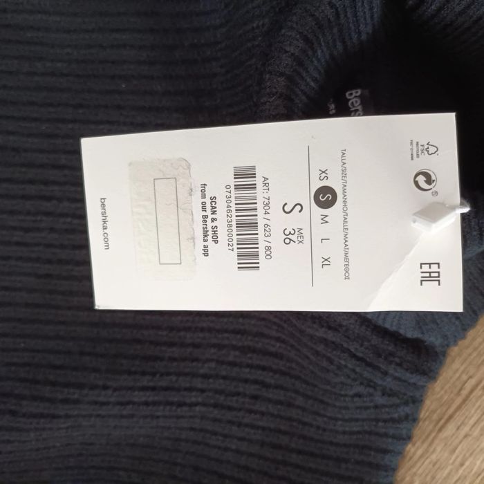 Кофта під шию  Bershka  нова   М.