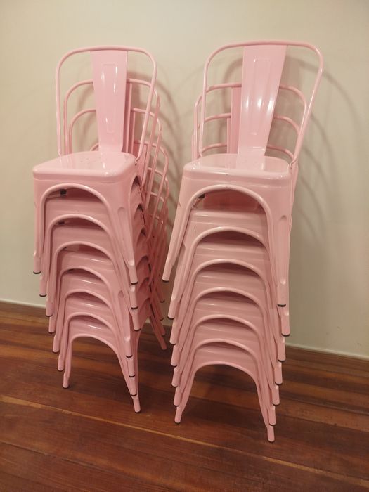 Vendo 14 cadeiras em ótimo estado.