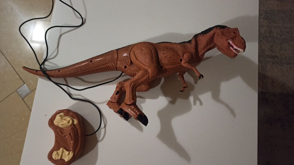 Dinozaur wydający dźwięk na pilot