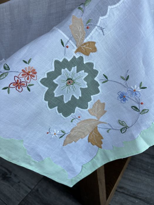 Toalha de mesa bordada à mão sobre linho e organza