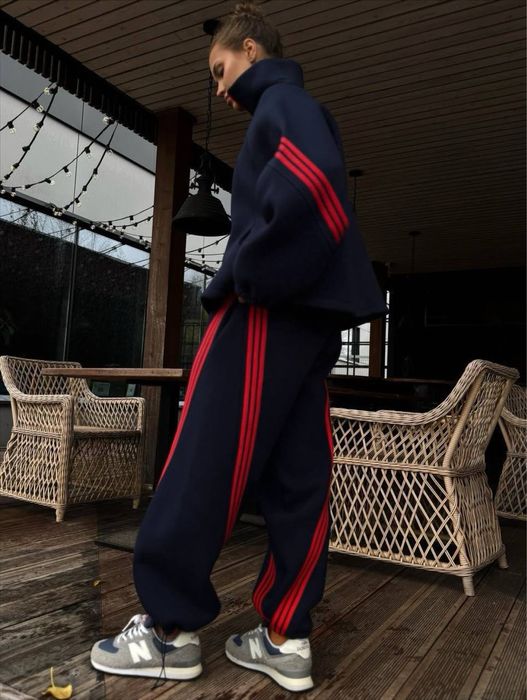 Спортивний костюм з брюками з лампасами