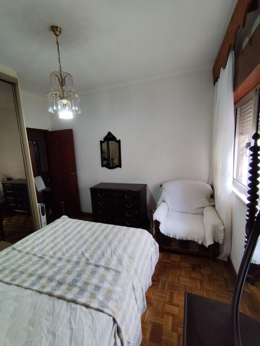 Quarto mobiliado com cama de casal