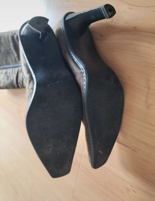 Botas camursa castanhas cano alto