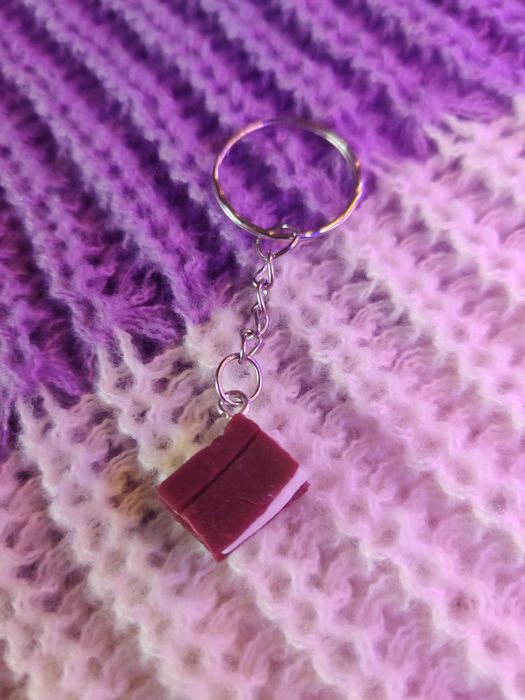 Porta-chaves de livro castanho