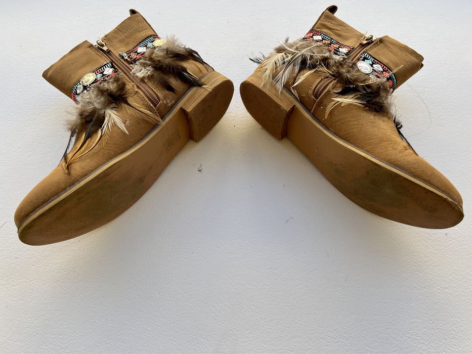Botas em pele com penas
