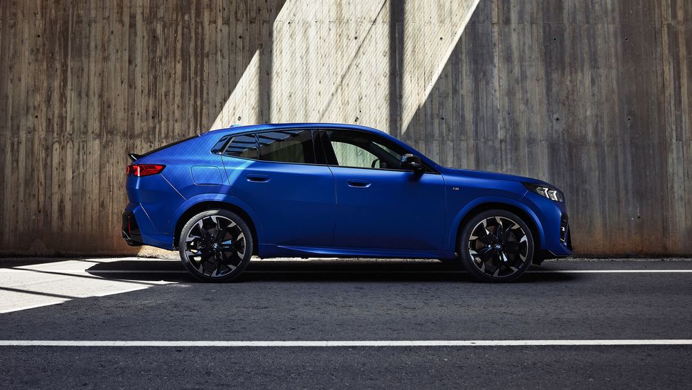 BMW X2 2023 niebieskie z prawej strony