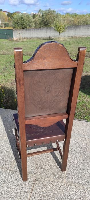 6 cadeiras de sala em madeira maciça e couro.