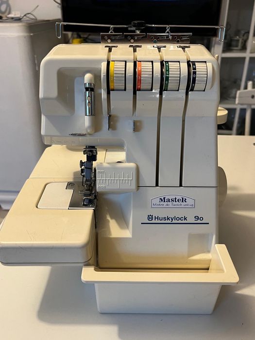 Maszyna do szycia Overlock Husqvarna Huskylcok 90