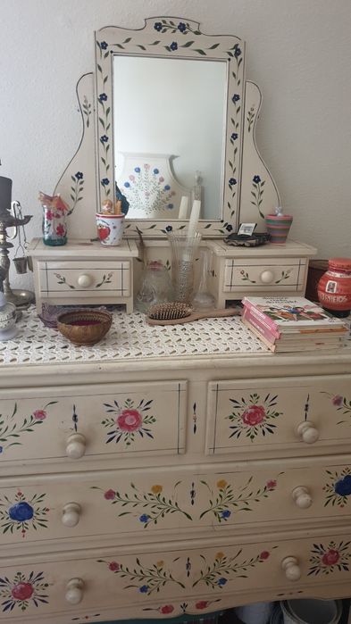 Mobilia de quarto alentejana anos 60 pintada à  mão