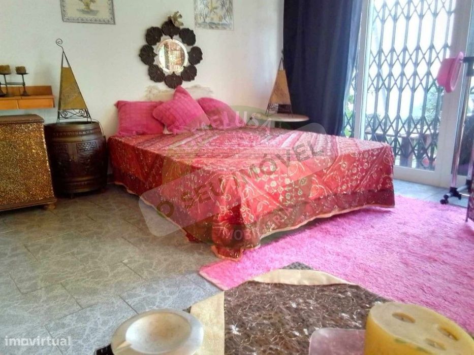 Apartamento T3+2 com jardim e estúdio independente..