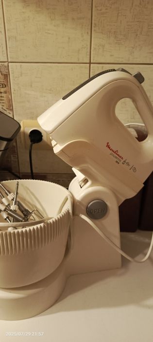Міксер Moulinex з чашею, підставкою і вінчиками (саморобні).