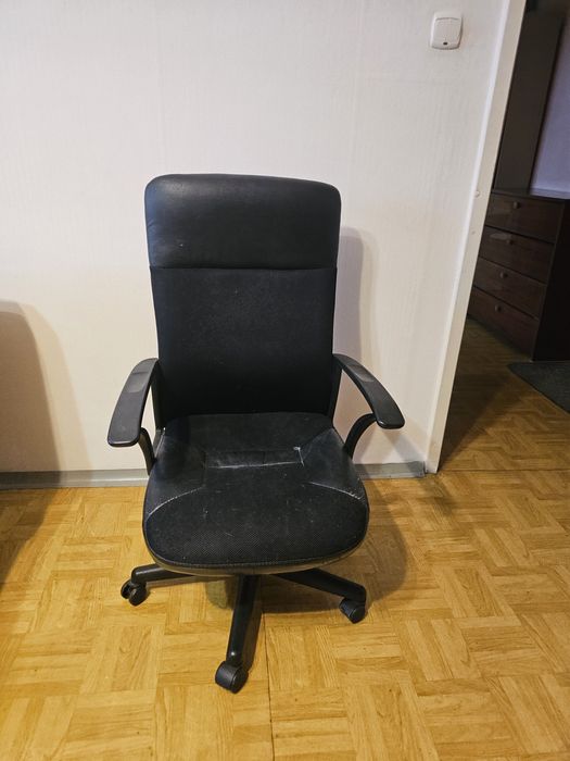 REZERWACJA Fotel biurowy czarny uzywany
