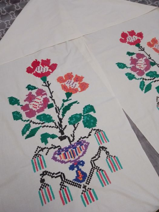 Яскраво вишитий рушник.