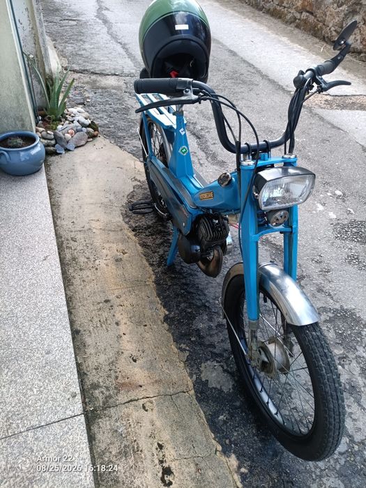 Mobilete motobecane toda restaurada sem nada a  fazer por gasolina e andar aos interessados contactar alguma dúvida disponha