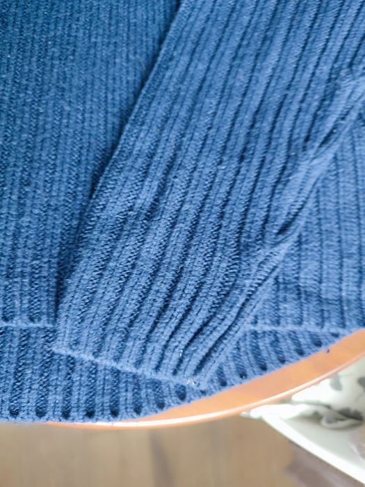 Жіночий светр темно синій