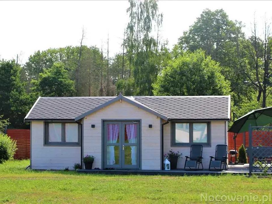 Dom i dwa domki drewniane nad jeziorem