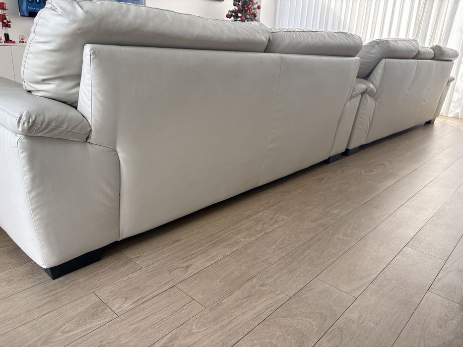 Conjunto de sofás IKEA, 2 x 3 lugares, um com chaise longue
