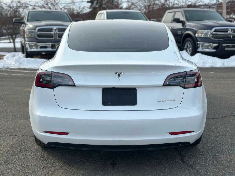 Tesla Model 3 Long Range      2022