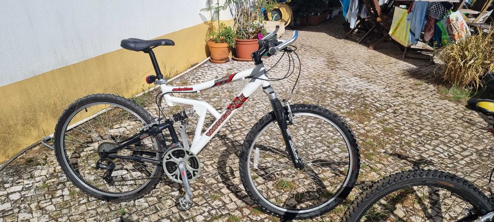 Bicicletas Mongoose XR200 e Solution