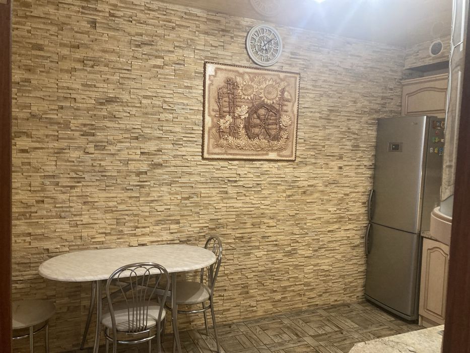 Здача по Вул. Залізничній  одніє кімнати в трьох  кімнатному будинку !