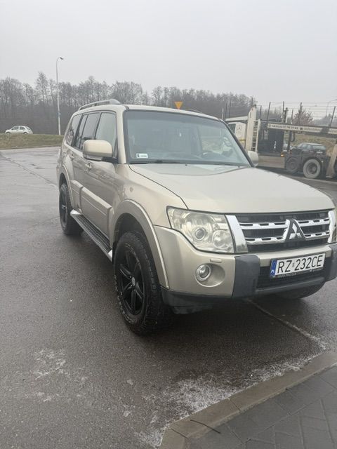 Mitsubishi Pajero Mitsubishi Pajero IV (2007) – 7 Osób 3.2DID