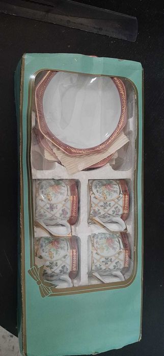 Conjunto com 12 peças, 6 Chávenas de café e 6 pires  Para desocupar