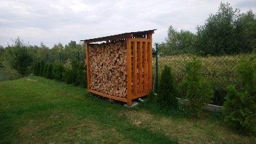 Drewutnie, drewutnia. Domek narzędziowy, wiata samochodowa