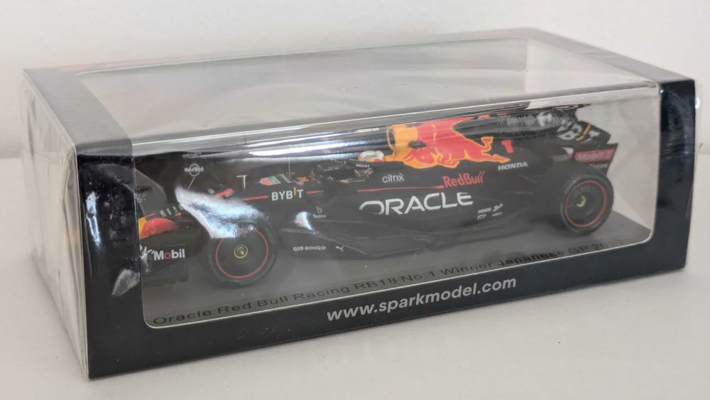 Miniatura Spark F1 1:43 Red Bull Racing RB18 #1 Max Verstappen Vencedor GP Japão 2022 Campeão Mundo F1
