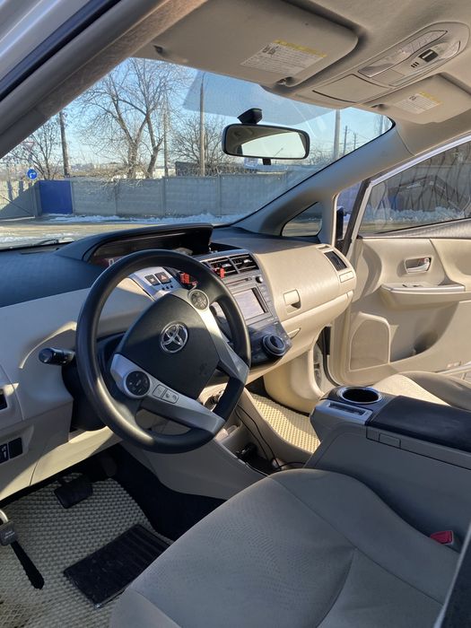 Продаж авто Toyota Prius V