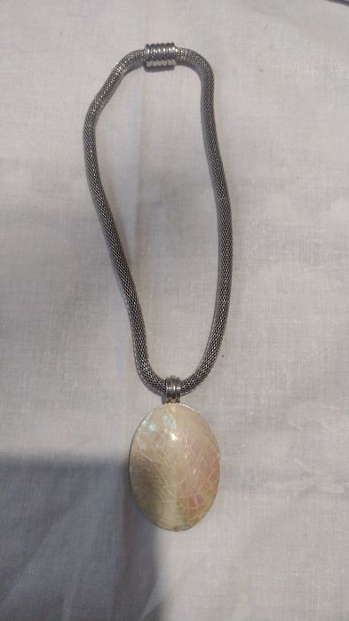 Намисто чокер з перламутровою підвіскою.