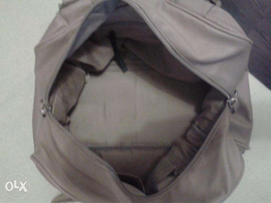 Beżowa torba zniszczona