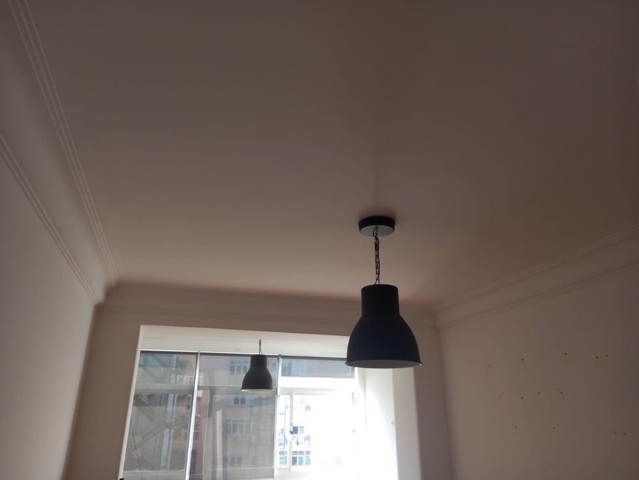 3 candeeiros preto com 2 brabcoe de oferta